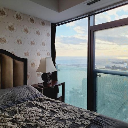 Two Bd Cn Tower And Lake Ontario View Toronto Luaran gambar