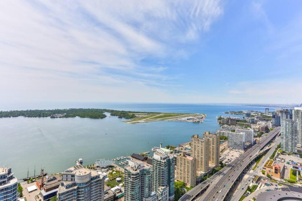 Two Bd Cn Tower And Lake Ontario View Toronto Luaran gambar