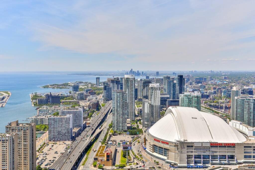 Two Bd Cn Tower And Lake Ontario View Toronto Luaran gambar