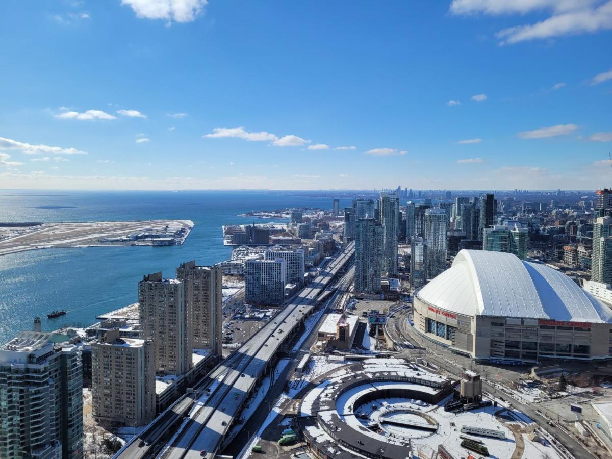 Two Bd Cn Tower And Lake Ontario View Toronto Luaran gambar
